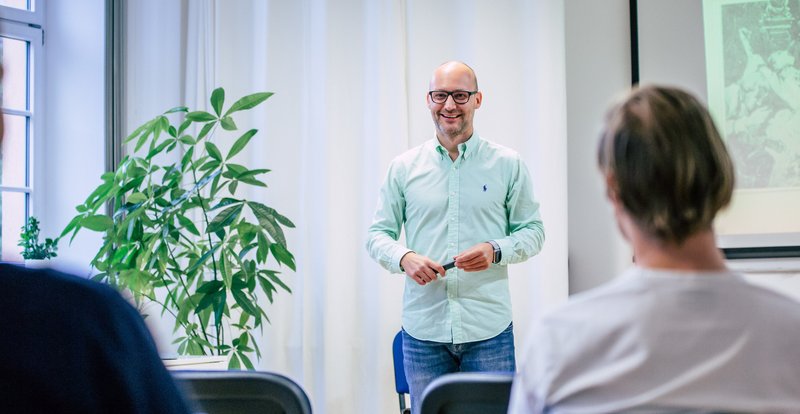 Tomas Schr&ouml;ck vor Kursteilnehmern im Seminarraum