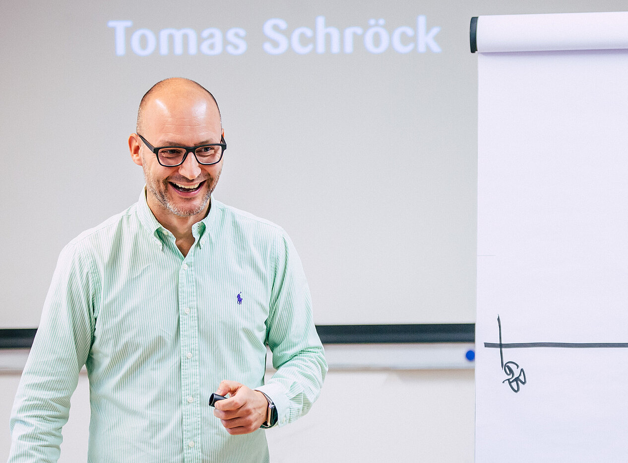 Tomas Schr&ouml;ck unterrichtet am Flipchart in einem Seminarraum
